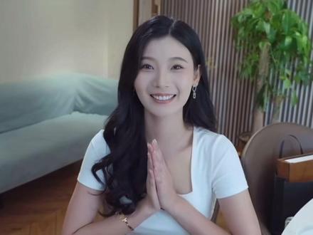 我爱《完蛋,我被美女包围了》也爱林乐清 但是这泼天的富贵砸的我头晕 我的心态快崩了 我从十七岁开始拍戏 我没想过这么多年毫无起色的我 却因为一个游戏小火了一下 像很多人说的“没有这个游戏谁认识你呀”是的 一点没错 我非常感谢这个游戏 但是游戏带来的流量 一时间我不知道怎么面对 我很开心有很多人因为林乐清浩浩妈这个角色认识到我 了解到我的大大咧咧之后喜欢上王星辰这个人 但是也有一部分的人讨厌我本人 觉得我跟游戏里的角色出入太大 我是有很多陋习 但在我的观念里 只要我不做伤害别人的事情不做违法的事情 那就仅仅是我一个人的生活 我没想过会被拿出来让大家评价 给那么多人黑我的素材 我是大大咧咧的没脑子的 我一般想到什么就说什么了 我真实的在做我自己 我不能为了你们喜欢这个角色而放弃掉真正的我 再引用一句网友的话“做自己挺好 立人设早晚要崩”有人跟我说“既然你成为了公众视野里的一个人 那就应该有良好的心态面对”可能这一切来的太快 我还没有调整好自己 那些负面的评价让我崩溃 有些人随手打出来的一行字 会让我一直无法入睡 会让我崩溃的拒掉找我的戏 会重新考虑我到底适不适合这个行业 会让我止不住的掉眼泪 戏里的服装搭配只是因为角色设定需要 不存在什么污秽的私心 还有人拿我结了婚生了孩子开玩笑 互联网是有记忆的 我未婚未孕的24岁女生 让我未来的老公看见这些的时候我要怎么解释 我接受大家开玩笑但是没必要进化为攻击 我们都是素未谋面的陌生人 干嘛要去伤害别人呢 我直播总会精准的避开真爱粉看见黑粉的评价 这是我的问题 抱歉!我今后尽量控制自己的情绪吧 多去关注那些爱我的人!最后希望大家都开开心心的~#完蛋我被美女包围了 #林乐清 #浩浩妈