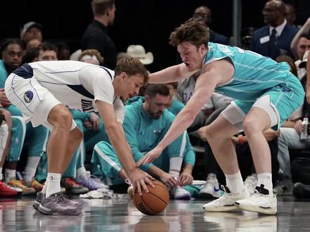 本以为撞碎新秀墙的弗拉格,会当仁不让的成为最佳新秀的最大热门,但很明显,他的杜克队友克尼佩尔,并不这么认为
#弗拉格 #克尼佩尔 #最佳新秀 #VJ埃奇库姆 #杜克大学