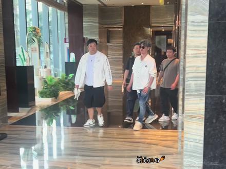 今天是个松弛小磊✌🏻#张云雷 #休闲穿搭 ##潮男