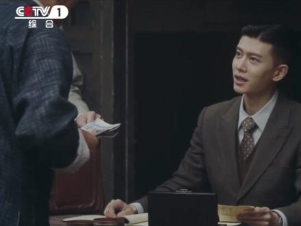 #风与潮 何贤设摊为储户足额兑现,赢得了大家的信任。