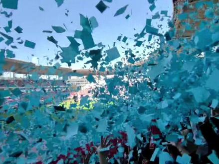 #长沙vs怀化 4:1,怀化队虽败犹荣,球迷撒蓝色纸片把贺龙体育场变成蓝色海洋!#湘超 #长沙 #怀化 #长沙vs怀化