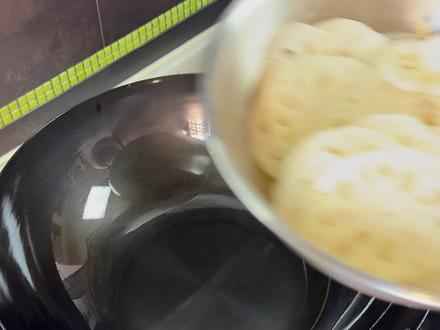 凉拌藕片酸甜口,清爽解腻,酸酸甜甜太好吃了 莲藕酸辣过瘾,清脆爽口,空口就吃半盘,非常下饭,做法非常简单,0失败的做法#青年创作者成长计划 #美食教程 #下饭菜 #美食趣胃计划 #热门