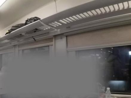 坐普通火车去天津,本来我的座位是41号,上车之后看到有个小伙子坐在了我的座位上,礼貌性的说了句您好,您的座位是……占我座位的小伙子抬起头,告诉我003,也没说跟我换座,直接指着旁边的小伙子,告诉我我们俩一起的。我跟他再次确认003就是3号吧,他说是。我就向着3号座位走了过去,占我座位的小伙子啥也没说,继续低头玩手机。倒是他旁边那个小伙子,说了句谢谢。
之所以默认跟他换,是因为003号座位,我猜想是在车厢的一头,比我这个座位会舒服一些,也许会靠窗子,比我这个座位夹在中间好一些。但是占我座位的小伙子在礼貌这方面,显然不如他的朋友。哪怕说一句“跟您换个座,是否可以”这样的话,都比“我跟他是一起的”强。
马上春运了,如果再遇到这样的,还会跟他换座儿么?