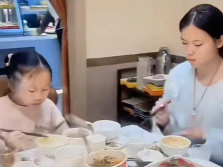 #甘宇翼 川妹子甘大妮和二妮在奶奶家吃辣的,完全从山东妹子成为了川妹子了,享有奶奶的爱血脉亲情藏都藏不住!#甘二妮 #甘二妹