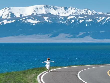 绝了,赛里木湖这个S弯公路雪山机位