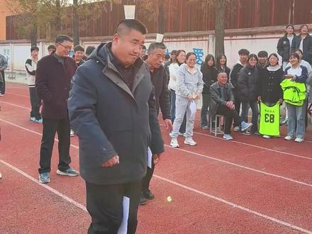 学校“反差萌”教师运动会,严肃老师秒变“搞笑僵尸”。(覃韵)#教师 #趣味活动 #老爸爆改植物大战僵尸 #搞笑