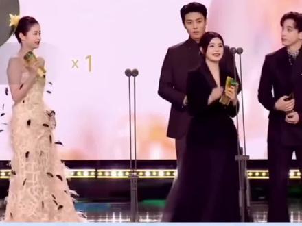 #陈妍希领奖谢谢周柯宇 星光大赏:#陈妍希 领奖感谢#周柯宇 ,切镜乌龙引热议
2025年12月21日腾讯视频星光大赏颁奖典礼上,陈妍希凭借《狙击蝴蝶》里“岑矜”一角的精彩演绎,斩获“年度突破剧集演员”荣誉。上台领奖时,她在获奖感言中特别感谢了剧中搭档周柯宇,称其带来了最好的“李雾”,还着重强调周柯宇的表演真诚又优秀,尽显对搭档的认可与赞赏。