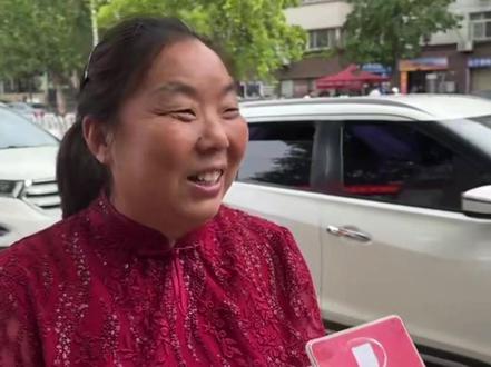 直击高考第一天:妈妈花1000多买旗袍为孩子助力,孩子是班级前几名 ,这次目标是郑大。#热点 #高考