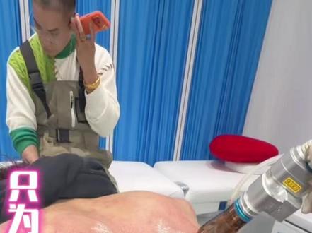 安徽的年轻父亲为了孩子 洗满背大龙即将毕业! 一路走来,有多少人从陌生变成了顾客,从顾客变成了朋友,我选择了真诚,你们选择了信任,谢谢你们这么多年一路相伴。#洗纹身#浙江洗纹身汪老师#杭州洗纹身