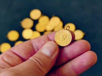 六家黄金巨头集体晒出2025年成绩单,这份答卷堪称惊艳。紫金矿业净利润预增近六成,西部黄金更是最高翻倍,整个行业都在上演一场"金光闪闪"的财富盛宴。但在这份亮眼财报背后,真正值得我们细品的,是黄金作为"货币中的货币"正在经历的史诗级价值重估。
回望2025年,国际金价全年创造了53次历史新高的纪录,从年初到年末涨幅高达67%,这种涨法在历史上都极为罕见。更夸张的是,2026年开年仅仅一个月,金价就直接冲破每盎司5000美元大关,随后虽有所震荡,但强势格局一览无余。正是这种凌厉的涨势,让手握金矿的上市公司们迎来了业绩的集中爆发。
仔细看这六家公司的业绩预告,你会发现一个有趣的分化。西部黄金预增幅度最大,达到68%到93%,几乎翻倍;而体量最大的紫金矿业,在已经实现数百亿利润的基础上,依然能保持近六成的增速,这本身就说明了行业景气的普遍性。更值得玩味的是中金黄金,其四季度净利润环比增速最高可达75%,呈现出逐季加速的态势,这意味着黄金行情的火热并非昙花一现,而是在2025年末进入了白热化阶段。
然而,这份业绩预告背后折射出的深层信号,远比数字本身更重要。世界黄金协会的数据显示,2025年全球黄金总需求首次突破5000吨大关,创下历史新高。而推动这一纪录的,不再是传统意义上的央行购金,而是来自全球投资者用真金白银投出的信任票。黄金ETF持仓在2025年激增800多吨,结束了连续四年的流出状态,散户和机构投资者成了这轮金价上涨的绝对主力。
这种转变揭示了一个宏观大趋势:在全球"去美元化"浪潮、地缘政治风险常态化、以及主要经济体债务高企的背景下,黄金正在从传统的避险工具升级为"终极储备资产"。当全球投资者开始担忧货币贬值和美元信用弱化时,黄金作为"硬通货"的属性便被无限放大。
展望2026年,黄金的需求逻辑依然坚实。全球央行虽然购金速度可能维持在相对稳定的水平,但亚洲及新兴市场的增持势头不减,中国近期更是放宽了保险公司投资黄金的限制,这意味着将有更多长期资金涌入这个市场。
当然,短期来看,黄金在2025年积累了巨大涨幅后,确实面临着技术性回调的压力。2026年1月末金价的剧烈波动,以及A股黄金板块随之出现的跌停潮,都在提醒我们。
#沪金期货 #黄金暴跌 #紫金矿业 #西部黄金 #黄金逻辑