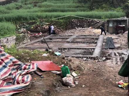 今天是敖总帮忙小英 家建房的第五天。感谢所有的哥哥姐姐叔叔阿姨们对小英的支持。 如果真有这么一天,我也想像你们这样做个有大爱的人,让我的孩子把这份爱传承下去快去