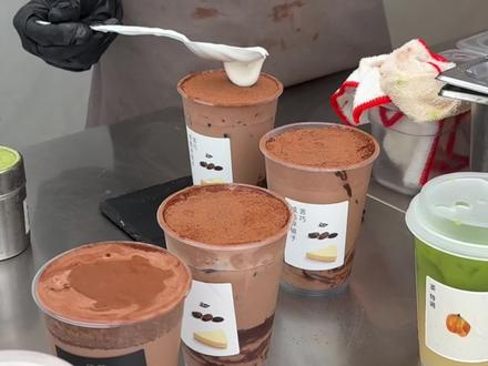 不考虑物种我要嫁给🍫苦巧咸酪碎银子!!! 喝不到喜茶茶坊的贝贝!!咱自己在家也能轻松复刻✌🏻
#上热门 #巧克力控 #自制饮品 #vlog十亿流量扶持计划 #仙女都在喝什么