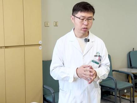 腰痛和肾病有关系吗? 多数腰痛和肾病没关系,因为肾脏内部没有痛觉神经分布,像慢性肾炎,慢性肾衰竭,糖尿病肾病,都没有腰痛。少数有关系,比如肾结石,肾脏大囊肿,肾肿瘤,急性肾炎,急性肾盂肾炎,因为急性炎症或者肾脏长东西了,把肾脏撑大了,肾脏外面的包膜上有痛觉神经分布,会产生疼痛感。
#肾病 #腰痛 #肾衰竭 #医学科普