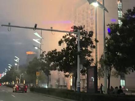 金榜题名
看来启东高中状元了
教育局门口放烟花