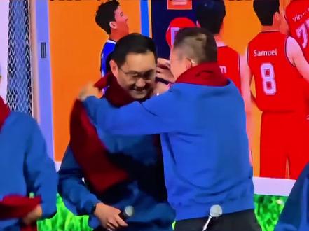 腾讯新年晚会上,马化腾带领一众高管合唱🎙️🎙️🎙️2026冲!冲!冲🔥🔥🔥
#腾讯 #鹅厂 #马化腾 #腾讯新年晚会 #大厂