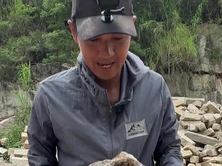 路边石条上的藏宝洞 国产的聚宝盆水晶洞其实也很香!#户外 #寻宝 #矿物晶体 #矿物标本 #捡石头