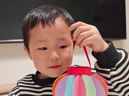 没有复杂工具,就用彩纸和胶,和Timi一起完成的小灯笼,挂起来很有氛围感~#新年灯笼手工 #幼儿园小朋友 #亲子手工制作 #早教启蒙 #专注力培养