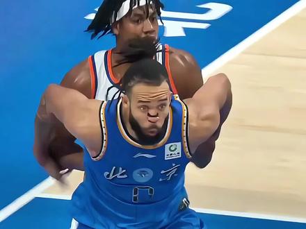 麦基赵睿低迷,北京惨败上海 同样都是NBA名宿,为什么麦基跟大白边的差距这么大呢?#上海男篮客胜北京夺赛点