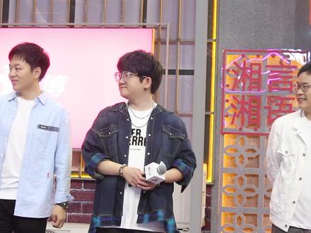 看得出来小胡是非常的紧张了! 小圆:好多人呐 遇到喜欢的博主不敢打招呼🥹 马阳:老冲浪选手了😏#胡良伟 #马正阳 #袁铭喆 #配音演员 #声优都是怪物