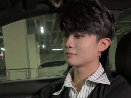 女大三抱金砖 女大十笑得欢#东北男孩#精神小伙