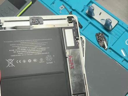 今天失误了,iPadair一代升级iPad6代是需要更换外屏的,原拆机外屏今天没有准备这么多,临时采购到货还需要多等一天,辛苦今天联系的几位小伙伴再多等一天哦#ipadair1扩容 #ipadair1改造 #ipadair1卡顿 #老平板改造