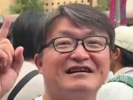 日本群众上街游行,用中文高喊高市早苗下台。