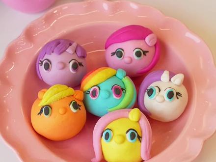 元宵必学🔥自制小马宝莉汤圆‼️马年限定👍 马上就到元宵节了!今年的汤圆结合马年!那么就做个小马宝莉汤圆吧!
在网上学习了汤圆不开裂的做法,手搓了六款小马,和玩橡皮泥似的~很好玩🎊(我这个可能是抽象版,相信你们会捏的更好💪)
#汤圆爆改大福 #抖音年味争霸赛 #新手友好烘焙配方#新年美味MVP结算