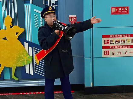 哈尔滨采冰节太会整活!地铁引导员化身“说唱达人”。