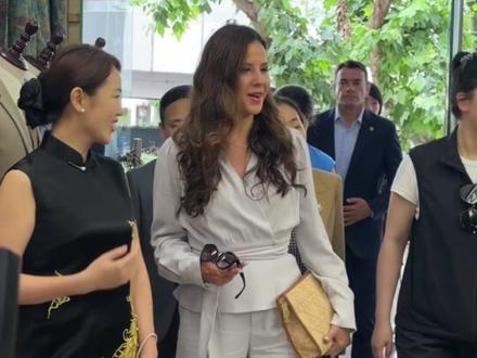 塞尔维亚总统夫人好漂亮!