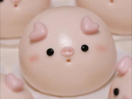 馒头|可可爱爱的猪猪豆沙包🐷做只开心小猪
只需要捏一捏,戳一戳,就可以做出简单可爱的猪猪馒头,它应该是卡通包里非常基础简单的造型啦。搭配这个自制的豆沙馅,微甜不腻,还带点奶香味。
临近过年,虽然咱吃不了全猪宴,但可以吃自己做的猪猪豆沙包,有空给小朋友安排试试吧~
〰️〰️〰️〰️〰️〰️〰️〰️〰️〰️〰️〰️
🧡食材
面粉:
中筋面粉300g
酵母2g
细砂糖15g
牛奶150g
豆沙馅:
红豆120g
奶粉35g
细砂糖40g
黄油40g
〰️〰️〰️〰️〰️〰️〰️〰️〰️〰️〰️〰️
✅Tips:
❶腮红是少量红曲粉上色,可以食用
❷制作卡通包对于酵母量增减的多少,要根据个人手速而异
#卡通造型馒头 #豆沙包 #小猪馒头 #花样馒头 #过年美食