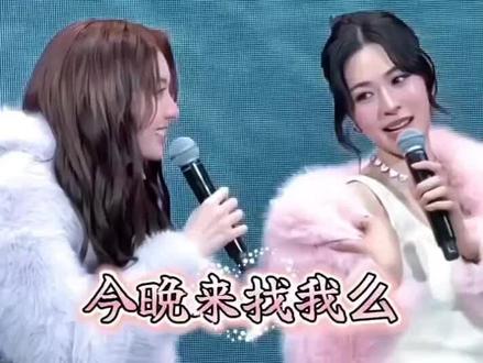 今日是条纹小狗🐕和高马尾🐴姐姐 台北场2026.2.1
《永不失联的爱𓆩♡𓆪》《sound check》非常好听🎶
姐姐唱੧ᐛ੭中文歌也太好听了叭,太苏啦(≧w≦),循环播放🔁
太可爱了
女硕学习能力就是强↓
‘马到层功’口音也学到了
‘马上有钱💰’
‘今晚来找我么’
‘你可爱’
可爱小狗,耳返都忘记摘了,震~
学粉丝舌的小奥,声情并茂,真是学会了,逗粉丝<陈美玲,邝玲玲>,也是姐姐和自己的粉丝啦
玲,你在摸什么,还这么用力吸东西 ,搞笑:-D
#lingorm #台北演唱会 #谁教的娃这么优秀😀 #尖叫 #看美女