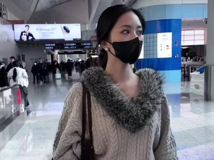 开机顺利!其实冷笑话不是现搜 提前打在备忘录里的🤓#沈月 #沈月周渔 #沈月但愿人长久 #机场聊天 #流量扶持