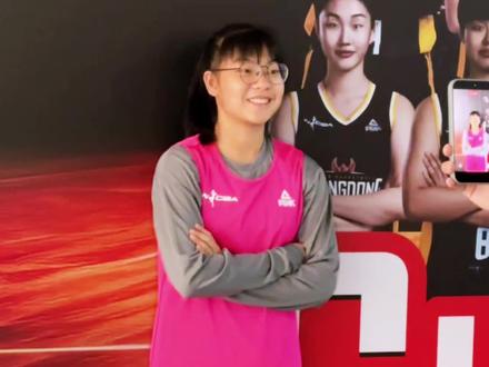 未来之妞冯敏敏接受WCBA广东女篮一日职业体验!#冯敏敏职业体验 #冯敏敏到访广东女篮 #她能量篮不住 #匹克撑她无限可能