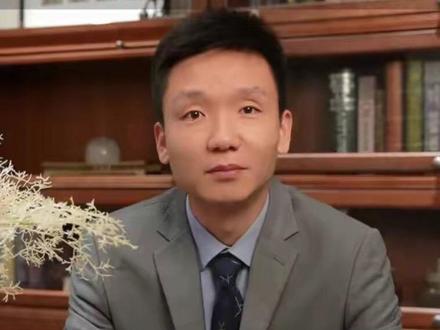 很多人只看到了吴宜泽夺冠时的光芒,却没看到兰州那个卖掉唯一房产、在英国地下室打三份工的父亲。如何发现孩子的天赋?发现后又该如何精准培养?这不仅仅是斯诺克的故事,更是每个家长的必修课。#吴宜泽 #吴杰品 #家庭教育 #天赋培养 #斯诺克