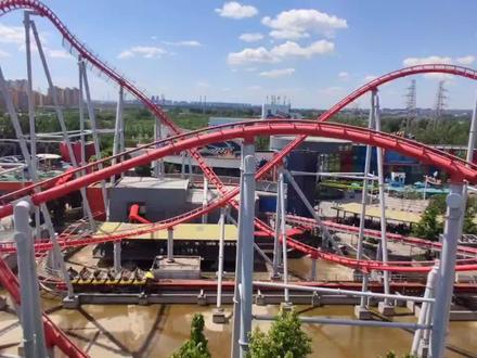 全景北京欢乐谷-极速飞车!瞬间加速135公里!在来10次~┗(^0^)┓! #游乐项目 #过山车 @北京欢乐谷