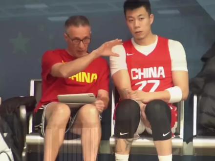 世预赛尚未开打,网络上关于胜率的预测却已经悲观到不足5%。这并不是因为日本男篮突然跃升为世界级强队,而是中国男篮最新公布的大名单,再一次唤起了球迷熟悉的观赛记忆。一种过去两年反复上演、结局高度相似的既视感。这种情绪并非源于单场胜负的焦虑,而是来自样本的累积。当熟悉的名字再度排列组合,人们对比赛走势的预判,也随之变得愈发确定#中国男篮#郭士强#胡明轩#高诗岩#篮球