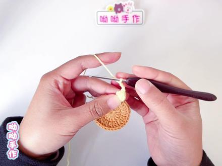 向日葵耳机包/香包:也可以做挂件🧵:萌娃娃四股线
🎨:浅棕、浅黄、薄荷绿
🪡:2.5mm
#手工diy #毛线编织 #耳机包 #向日葵 #钩织小物件