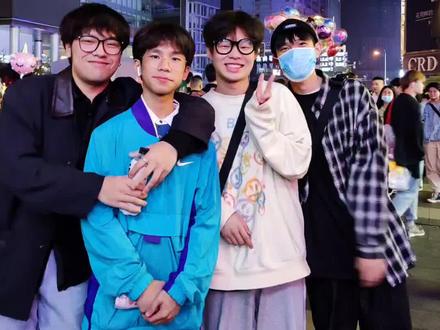 碰到本人了@妙哇花和嫩阿哥的哥哥 可惜弟弟不在 本人也太亲切帅气了吧! 可惜自闭的我不敢多说两句话哈哈哈哈