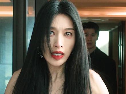 林喜柔终于发现聂九罗就是疯刀,直到聂九罗烧毁林喜柔的地下农场,还带走了她的血囊林伶,愤怒的林喜柔要将炎拓折磨而死,还要召集黑白涧所有地枭与南山猎人展开终极一战#枭起青壤 #迪丽热巴 #陈星旭 #聂九罗