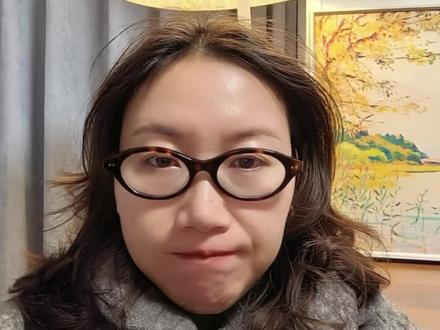 今天看完辛芷蕾获得威尼斯影后的电影《日掛中天》,影片结束时我已经泪流满面,辛芷蕾的表演很有穿透力,实至名归。《日掛中天》片名源自粤剧《紫钗记》中的“日掛中天格外红”,隐喻磨难后的和解。
男主吴葆树的病是胃癌,也是情绪的躯体化,吞下的怨恨和委屈。他那无法顺畅释放的攻击性,在一步步表达出来,卡住的尿道,无法完成的性占有,都是无法正常表达攻击性,那烧着服装衣服的烟头,但凡压抑的都会以扭曲方式表达出来,那扭曲表达的怨恨,想报复的心理。
电梯常常代表潜意识通道,连接前意识和意识,就像过去、现在、未来,他们在一步步面对过去,也化解过去。从电梯里扒出一条缝,美云出来了,葆树还在电梯里,他不愿迈出自救的腿,电梯的工作人员赶到…他们回来,刮风下雨了,美云要关上窗户,卡住的窗户,美云叫来葆树帮助,生锈的窗户有着一碰就碎的玻璃,玻璃碎片就像心灵的碎片,犀利有破坏力,他们小心地捡拾碎片,他们可以共同面对和整理,这是从电梯出来后,一次发展性的转变,是生命地从新对话。
最后葆树的离开,美云的拼命寻找,在汽车站的出血流产,面对葆树的背影,美云的那一把应激的刀,是毁灭,是崩溃,也是无法言说的痛,强行表达,也是强行的连接,重建脐带般的依恋。美云那张着嘴哭不出来的痛,刀就是她无声的呐喊…那一刀下去,她可以把自己不敢面对的罪,贴回她身上——她是罪人,她要惩罚自己。也可以把在电梯的困笼里不肯迈开腿,想去老家等死的葆树的步伐阻挡住。剧烈的情感下,他们抱头痛,血与泪,是喷发的火山,也是化冻的河流…#日掛中天#辛芷蕾#精神分析