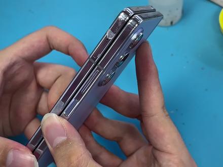 三星fold5大屏漏液,换屏后还耐用吗。粉丝现场维修一台屏幕漏液的三星fold5,担心折叠屏换屏后不耐用,其实耐不耐用主要看3点#折叠屏维修 #三星fold5换屏 #折叠屏漏液 #华强北折叠屏维修 #折叠屏换屏