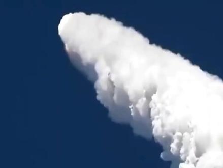 #上热门话题🔥 #泰柬冲突 #俄制武器 #泰柬战争 #泰柬边境再发冲突 柬埔寨的防空体系看似挺唬人——红旗12打远程,红旗16A守中程,红旗17AE看家护院。但现实是骨感的:总共才20多辆发射车,连个像样的预警雷达都没有,更别提空军掩护了。结果呢?泰国F-16一突防,直接飞到奥多棉芷省的竹溪口岸,美制精准制导炸弹往下扔,柬埔寨的俄制122毫米火箭弹、BM-21冰雹火箭炮全成了“夜间照明弹”。爆炸声震天响,10公里外都能看见黑蘑菇云,这波亏大了!