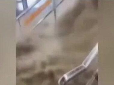 郑州720大暴雨真实影像,上百人被困地铁,当天直接造成400亿损失#郑州 #地理科普 #涨知识 #科普一下