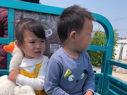 超市家小哥哥跟我闺女玩了一上午还是不舍得我们回家,小小男子汉还挺要面子的呢,看我诚意邀请,他才乐呵地跑过来。
