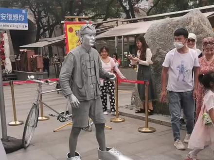 前天来到西安永兴坊网红银人阿少的表演,实属不易,#银人真实记录 #引来群众围观 #具有浓厚历史底蕴的文化古迹 #街头随拍 #高手在民间