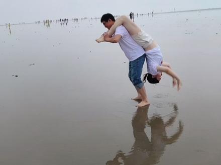 120斤的我被老公轻松举起,不开心就和他练倒立吧,心情会立马好起来,快艾特你老公