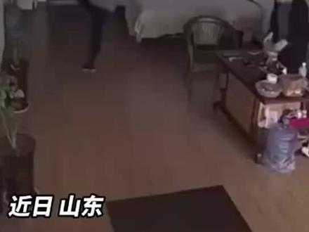 #退伍30年老兵摔倒后下意识做标准侧倒!网友:是刻在肌肉里的记忆了。