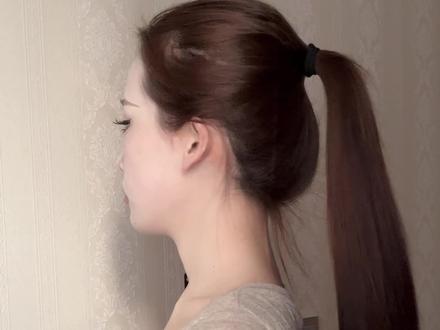 扁头扎马尾一会就掉?这个方法就算给头甩掉也是丝毫不会松垮!太适合跑操、运动一整天了
#扁头 #扁头发型 #高马尾 #发型 #直发梳