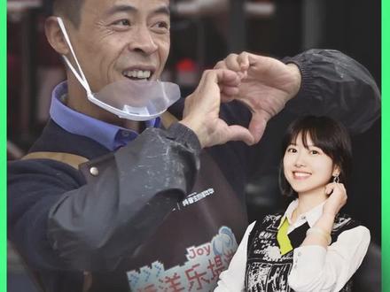 鸡排哥全国巡炸到杭州,排队6小时,买6块钱的鸡排。
鸡排炸出了全网狂欢的情绪价值,也炸出了一个更鲜明的问题:当“市井网红”成为流量符号,这样的狂欢,到底是在欣赏他们的真实,还是在消耗他们的鲜活?#鸡排哥 #鸡排哥又来了 #情绪价值 #平凡生活 #人物故事