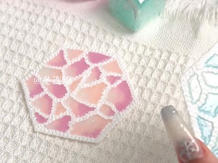 拼豆杯垫!冰裂纹的自然美学💭🧊
不在豆板上拼出的冰裂纹杯垫会是什么效果?拼豆也能做出流光溢彩的琉璃质感✨!#拼豆 #拼豆杯垫 #冰裂纹 #琉璃杯垫 #手工